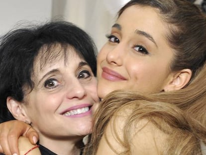 La cantante Ariana Grande y su madre, Joan Grande, en los American Music Awards de 2013.