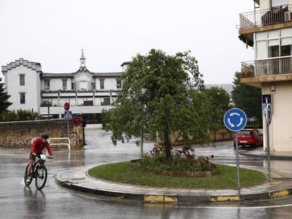 Otro ciclista circula por el lugar donde esta ma&ntilde;ana un hombre de 45 a&ntilde;os ha muerto tras ser atropellado por un conductor de 81 a&ntilde;os.