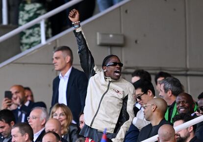 El rapero estadounidense Travis Scott en las gradas antes del partido.