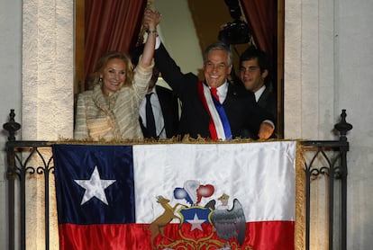 Piñera se desempeñó como senador por la circunscripción Santiago Oriente entre 1990 y 1998. Fue hasta 2010 que llegó a la Presidencia, tras derrotar a Eduardo Frei Ruiz-Tagle en el balotaje, convirtiéndose en el primer mandatario de derecha en ser elegido democráticamente desde 1958. En la imagen, Piñera y su esposa, Cecilia Morel, durante su toma de posesión, en el palacio de La Moneda, el 11 de marzo de 2010. 