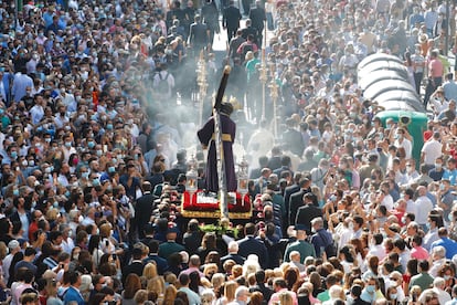 Procesión de Jesús del Gran Poder, este sábado en Sevilla, a su paso por la calle Recaredo, camino del barrio de Los Pajaritos.