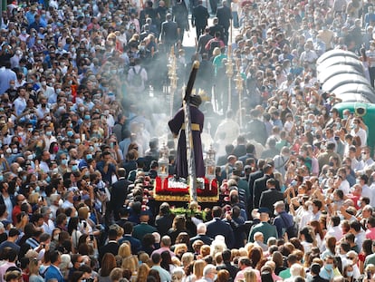 Procesión de Jesús del Gran Poder, este sábado en Sevilla, a su paso por la calle Recaredo, camino del barrio de Los Pajaritos.