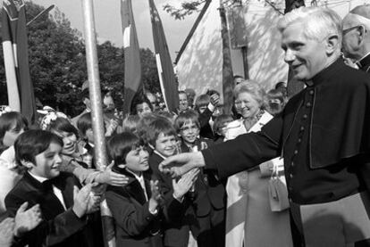 Joseph Ratzinger, con un grupo de niños, después de ser nombrado obispo en 1977.