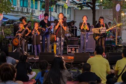 Los ni&ntilde;o tocan una vez al mes en diferentes partes de la ciudad de Bangkok. Junto al repertorio de himnos internacionales de la m&uacute;sica como &#039;Imagine&#039;, &#039;One Love&#039; o &#039;What a wonderful world&#039;; los peque&ntilde;os artistas tambi&eacute;n tocan m&uacute;sica tradicional.
 
 