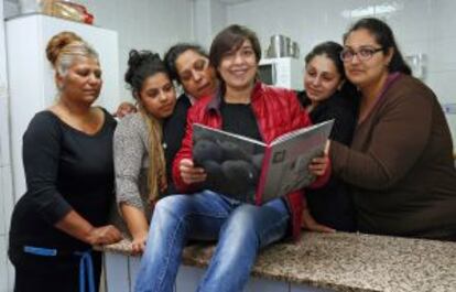 Las participantes del curso de cocina, con Rosi, la autora del libro, en el colegio Santiago Apóstol.