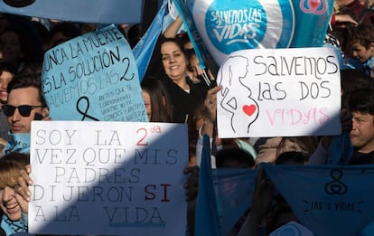 Manifestantes contra la legalización del aborto en Buenos Aires.