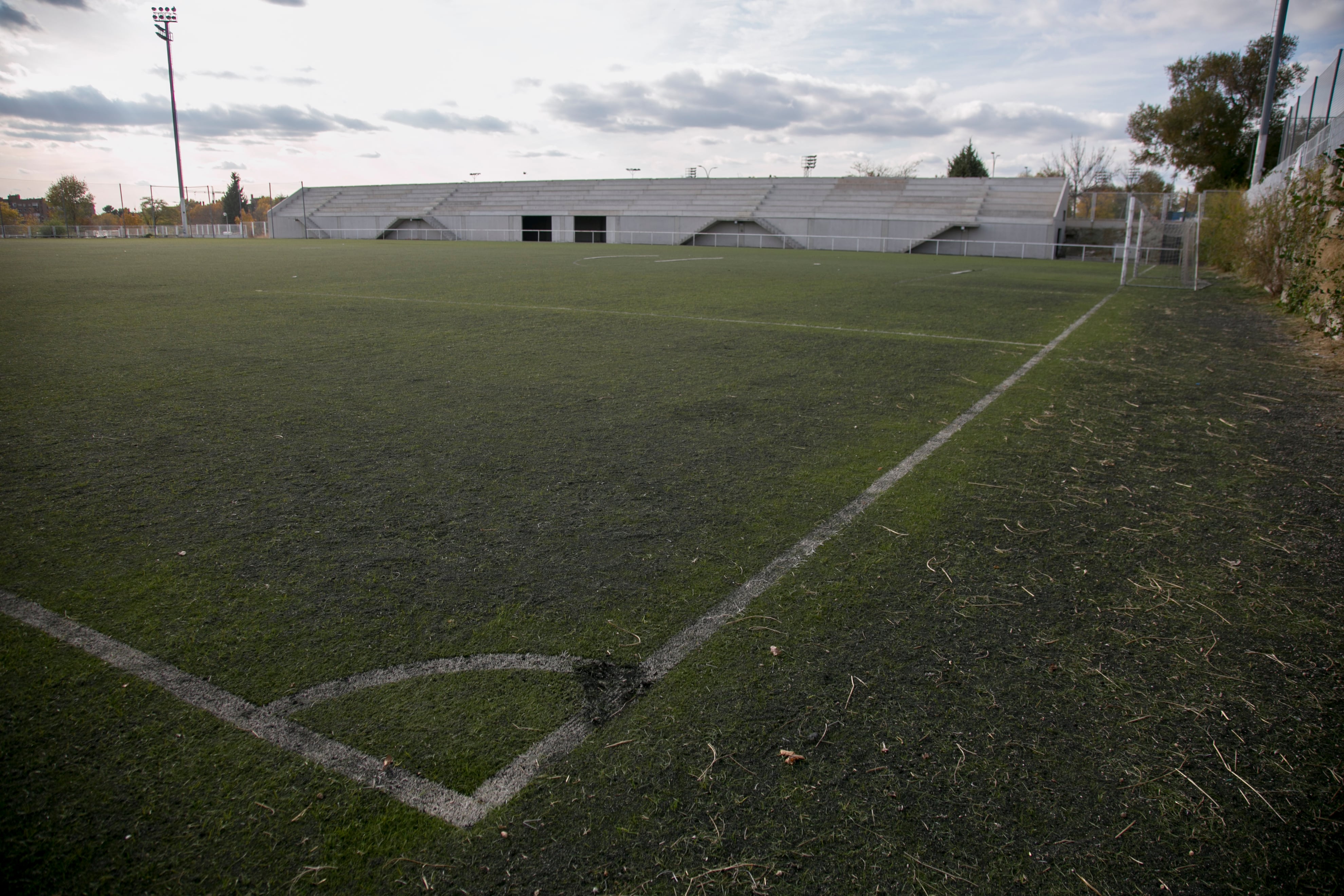 Uno de los muchos desconchones que tiene la ciudad deportiva del Rayo.