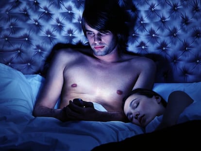 Evasión y subidón de autoestima: así es la nueva infidelidad digital (y así se destapa)