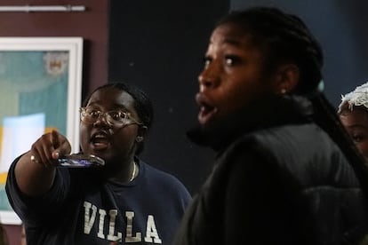 Estudiantes de la Universidad Spelman reaccionan ante la transmisión del escrutinio de los votos, esta noche en Atlanta. 