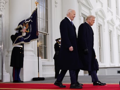 Los presidentes de Estados Unidos Joe Biden y Donald Trump salen juntos de la Casa Blanca hacia la ceremonia de investidura del republicano en el Capitolio en Washington