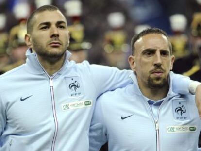 Karim Benzema y, a la izquierda, Franck Ribery durante un partido de la selecci&oacute;n francesa en marzo.