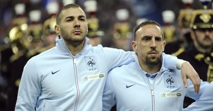 Karim Benzema y, a la izquierda, Franck Ribery durante un partido de la selecci&oacute;n francesa en marzo.