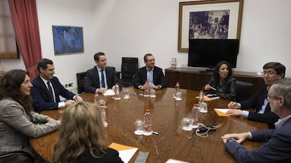 Los equipos negociadores de PP y Ciudadanos en el Parlamento de Andalucía. 