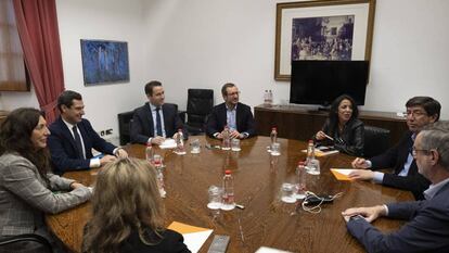 Los equipos negociadores de PP y Ciudadanos en el Parlamento de Andalucía.
