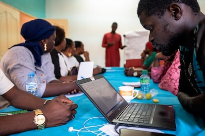 Jóvenes de Pikine, una ciudad situada a las afueras de Dakar, se forman como emprendedores en agricultura en una formación impartida en el marco de un proyecto de la Organización Internacional de las Migraciones (OIM). Miles de jóvenes buscan en estos cursos la posibilidad de tener un empleo o crear una pequeña empresa, lo que encaja en los objetivos de este organismo de combatir la emigración irregular.