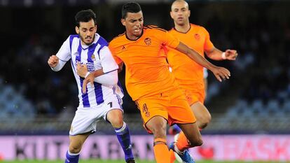 Santos (d) ante la Real Sociedad.