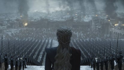 Daenerys Targaryen dirigiéndose a su ejército en una escena del último capítulo de la serie.