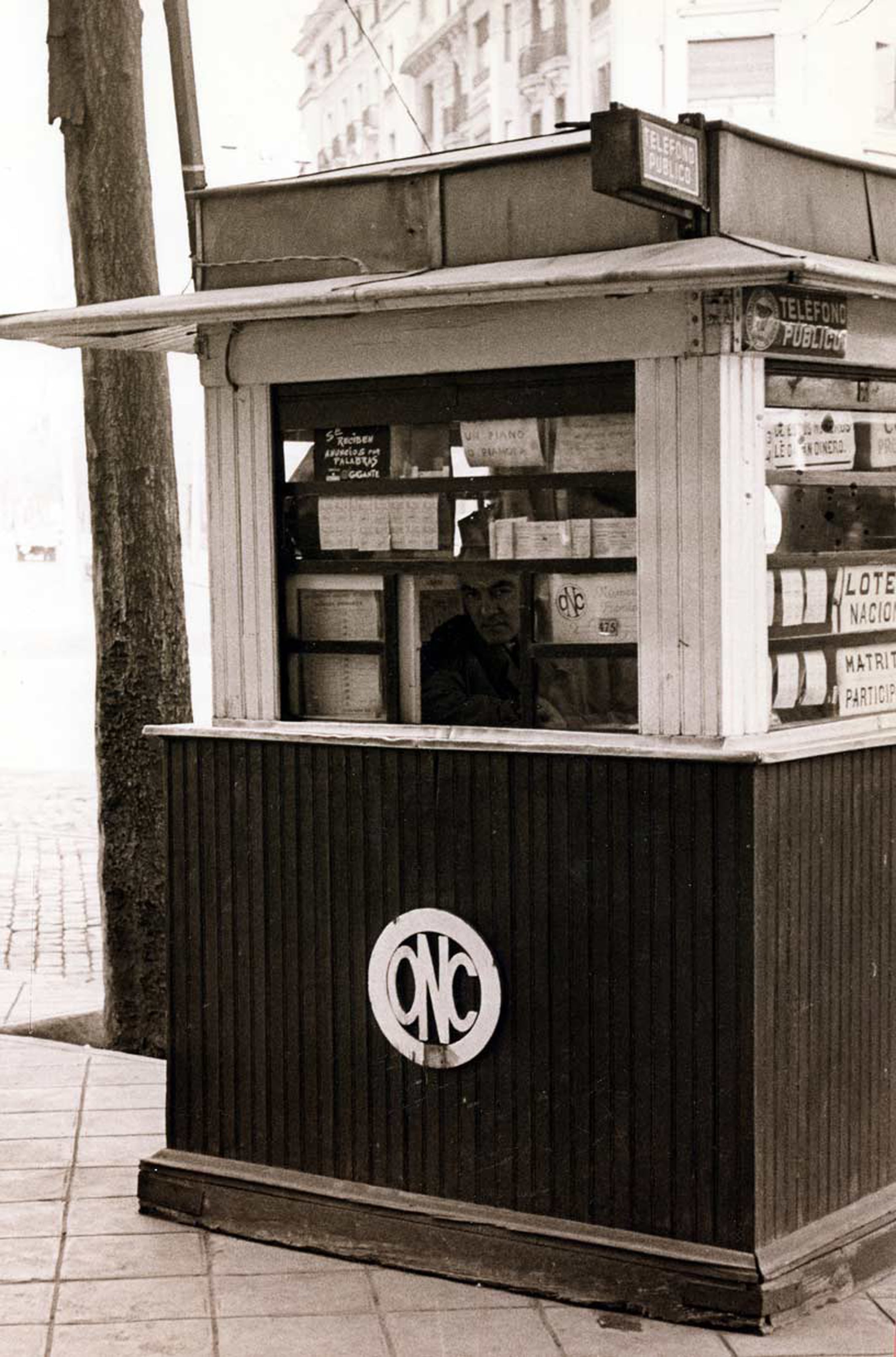 Kiosco antiguo, anterior a que en 1952 la Organización Nacional de Ciegos incluyera en su acrónimo la E de españoles (ONCE).