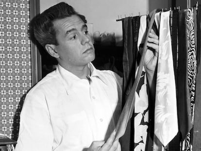 El actor Desi Arnaz eligiendo una corbata (fotografía de Hulton Archive). GETTY IMAGES.