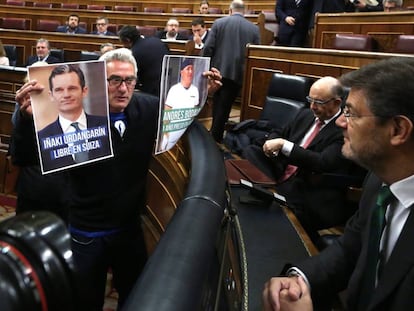 Diego Ca&ntilde;amero muestra dos fotos a Rafael Catal&aacute;, el pasado marzo en el Congreso.