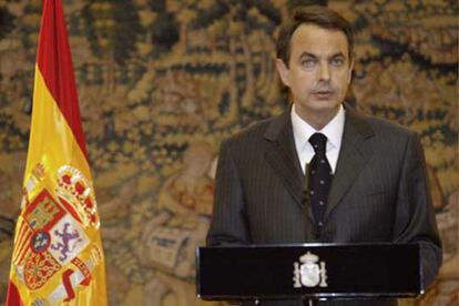 El presidente del Gobierno, José Luis Rodríguez Zapatero, ordena el regreso de las tropas españolas en Irak "con la máxima seguridad y en el menor tiempo posible". Es la primera decisión que anuncia tras su toma de posesión del cargo el día anterior, 17 de abril.