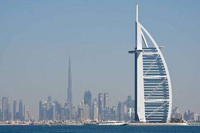 Silueta del hotel Burj al Arab de Dubái.