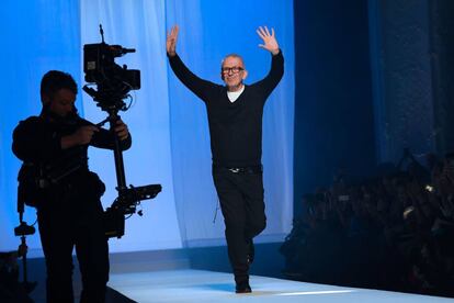 El diseñador francés Jean-Paul Gaultier saluda al público en París este miércoles en su último desfile.