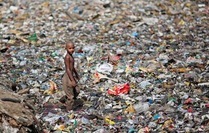 Un niño pasea en un vertedero en Nueva Delhi (India).