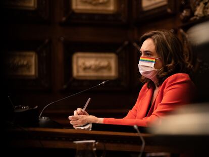 La alcaldesa de Barcelona, Ada Colau, durante el pleno de ayer