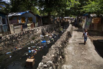 Una niña pasea por el barrio de la Barquita, junto al río Ozama, el principal de Santo Domingo. Cuando se desborda, el agua llega hasta los tejados de chapa de las viviendas.