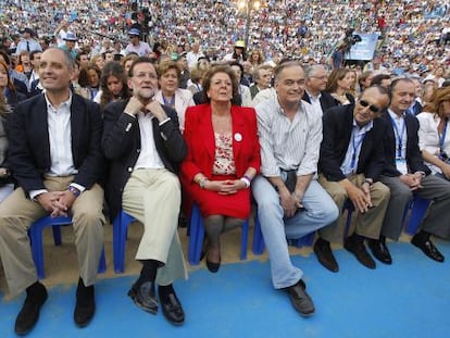 El líder del PP, Mariano Rajoy, flanqueado por Francisco Camps y Rita Barberá.