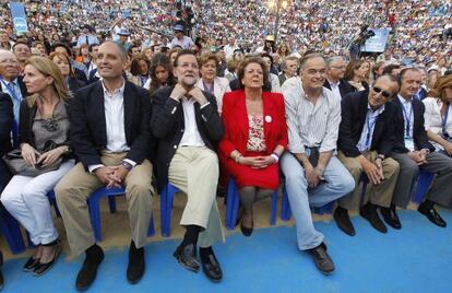 El líder del PP, Mariano Rajoy, flanqueado por Francisco Camps y Rita Barberá.