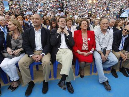 El líder del PP, Mariano Rajoy, flanqueado por Francisco Camps y Rita Barberá.
