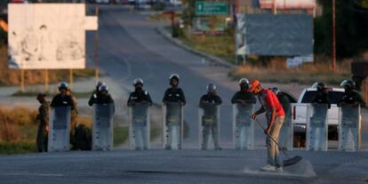 Un hombre barre la calle a lo largo de la frontera entre Venezuela y Brasil en Pacaraima.