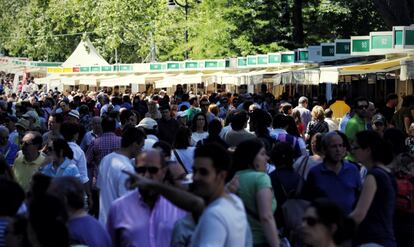 Visitantes en la feria.