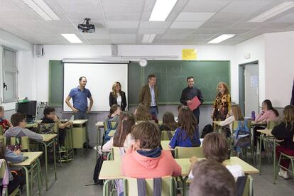 Alumnos del IES Profesor Máximo Trueba de Boadilla, con la anterior corporación municipal en un taller de prevención de violencia de género impartida por Andaira.