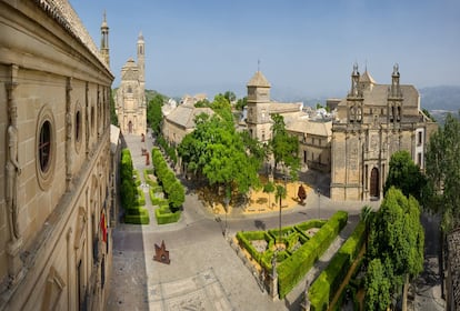 Dicen que desde el Mirador de San Lorenzo, en Úbeda, se entiende mucho de la belleza que esconde Jaén y sus campos. La ciudad andaluza se siente protegida por los valles de los ríos Guadalquivir y Guadalimar, en un mar de olivos, y se alza poderosa con un conjunto monumental que la llevo a ser declarada Patrimonio de la Humanidad en 2003. Úbeda recoge alguna de las mejores joyas arquitectónicas del Renacimiento andaluz, ecos del siglo XVI que llevan a conocer sus calles y sus casonas, de la plaza de Vázquez de Molina al palacio del Deán Ortega, hoy Parador de Turismo. Su grandiosa Basílica de Santa María de los Reales Alcázares da muestra de lo que esta urbe llegó a ser hace cuatro siglos, de su estirpe cortesana y su apertura anterior a culturas musulmanas y romanas. Si la Sierra Mágica vecina es el espejo sobre el que se mira, sabio reflejo a lo largo de los años.