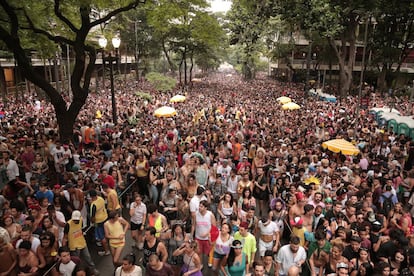 O blobo Minhoqueens saiu na Praça da República no sábado, celebrando três anos de existência. Costumava tomar o Minhocão, mas neste ano a Prefeitura não liberou a via por questões de segurança.