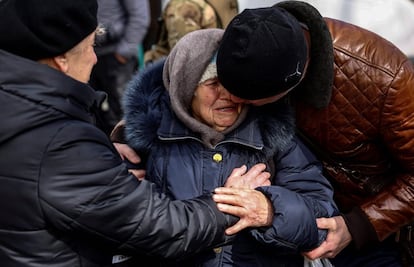 Una mujer llora tras huir de su casa, a las afueras de Kiev, este lunes.