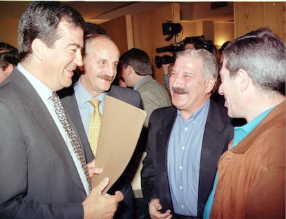 El vicepresidente primero del Gobierno, Francisco Álvarez Cascos, conversa con los líderes mineros de los sindicatos UGT y CC OO, Ángel Férnandez Villa (2d) y Antonio González Hevia (d), respectivamente, tras la inaguración de las II Jornadas Internacionales sobre Reactivación Empresarial del VAlle del NAlón (Ávila), en 1998.