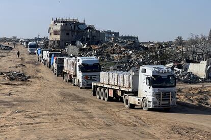 Camiones con ayuda humanitaria, en Rafah, en el sur de Gaza, este jueves.