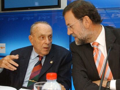 Manuel Fraga y Mariano Rajoy, en la Junta Directiva Regional del PP gallego.