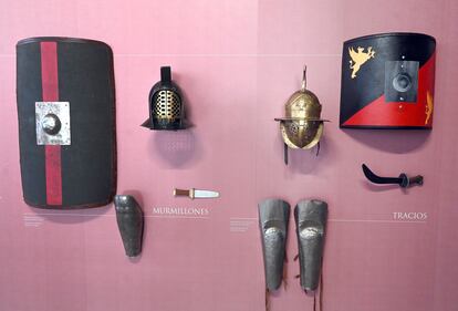 Reproducciones del armamento y defensas de un gladiador romano.