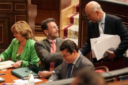 Josep Antoni Duran Lleida, portavoz de CiU en el Congreso (de pie), saluda a Manuel Gracia, portavoz del PSOE en el Parlamento de Andalucía. A su lado, Concepción Caballero y Antonio Sanz, portavoces de IU y el PP en el Parlamento andaluz.