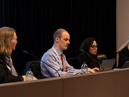 Emily Bell, Felix Simon, Ritu Kapur y Natali Helberger, en el Festival Internacional de Periodismo de Perugia, este jueves.