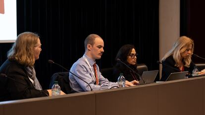 Emily Bell, Felix Simon, Ritu Kapur y Natali Helberger, en el Festival Internacional de Periodismo de Perugia, este jueves.