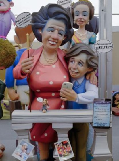Ninot de Rita Barberá con el Pequeño Nicolás.