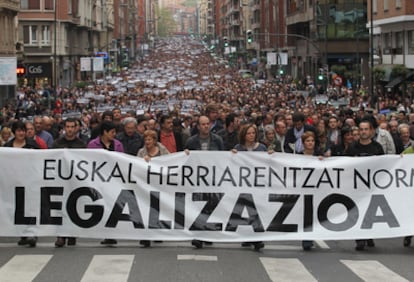 Miles de personas marcharon desde la Casilla hasta el Ayuntamiento de Bilbao con pancartas a favor de la legalización.