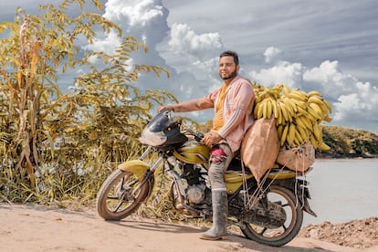 Marcelo è fuggito dal Venezuela di Maduro e ha cercato nuove opportunità in Colombia. Vive a El Peñoncito e vuole avviare un'attività di ospitalità. Nel frattempo si guadagna da vivere consegnando banane sulla sua moto.