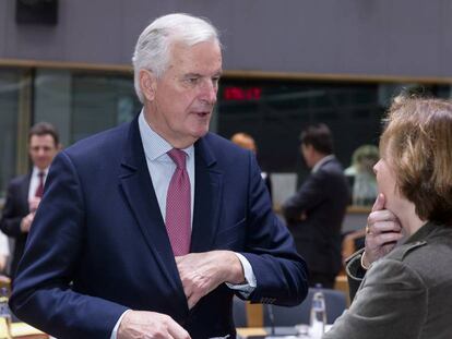 El negociador europeo del Brexit, Michel Barnier charla con la ministra francesa de Asuntos europeos, Nathalie Loiseau, durante el Consejo de ministros de la UE de este lunes en Bruselas. (Thierry Monasse/Getty Images)